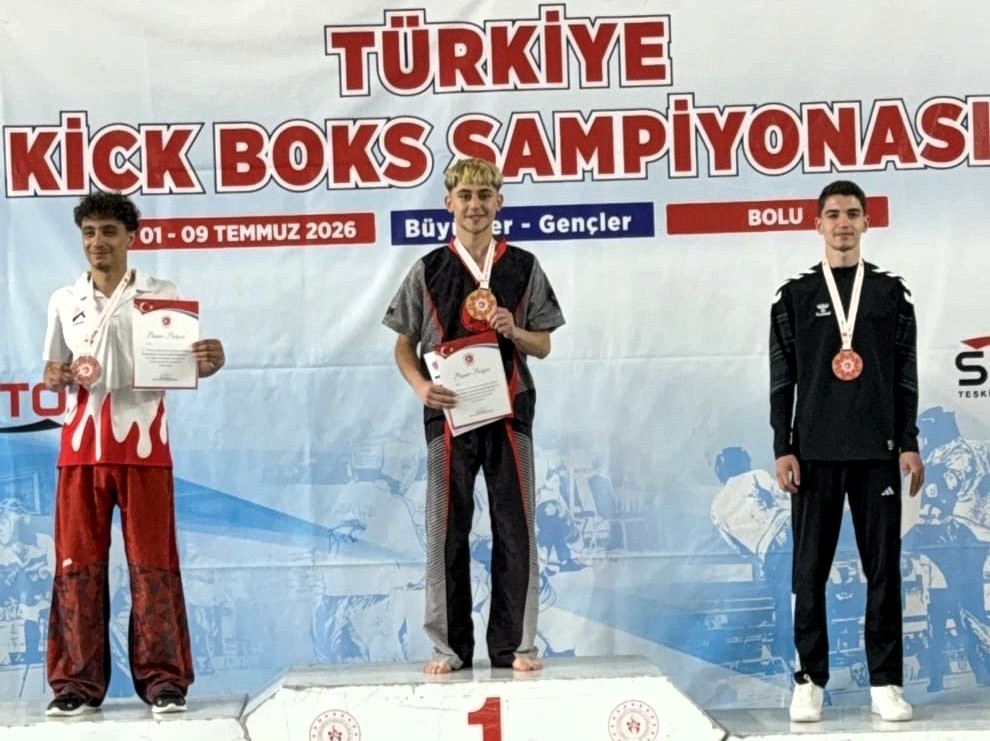 Bolu’da düzenlenen Türkiye Kick Boks Şampiyonası’na 4 sporcuyla katılan Malatyalı