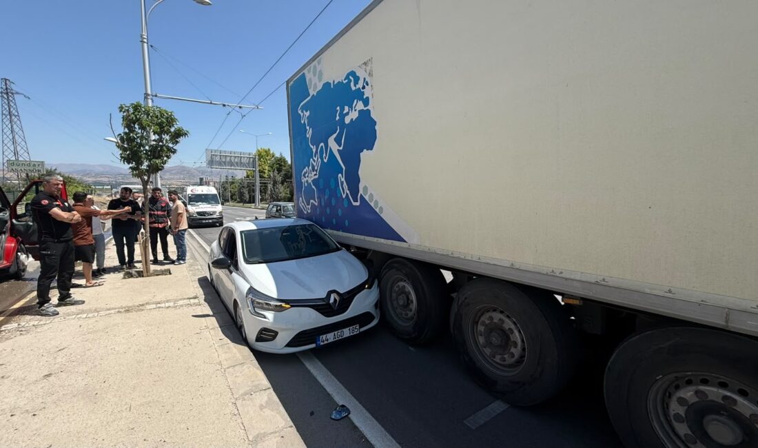 Malatya’da tır ile otomobilin karıştığı trafik kazasında araçta büyük çapta