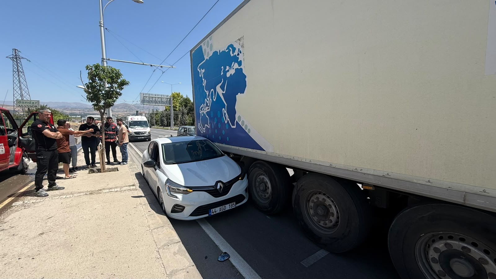 Malatya’da tır ile otomobilin karıştığı trafik kazasında araçta büyük çapta