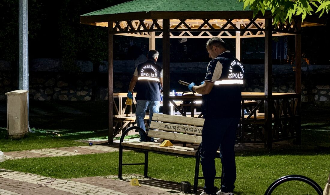 Yeşilyurt ilçesindeki Bölge Parkı’nda gece yarısı çıkan bıçaklı kavgada 2