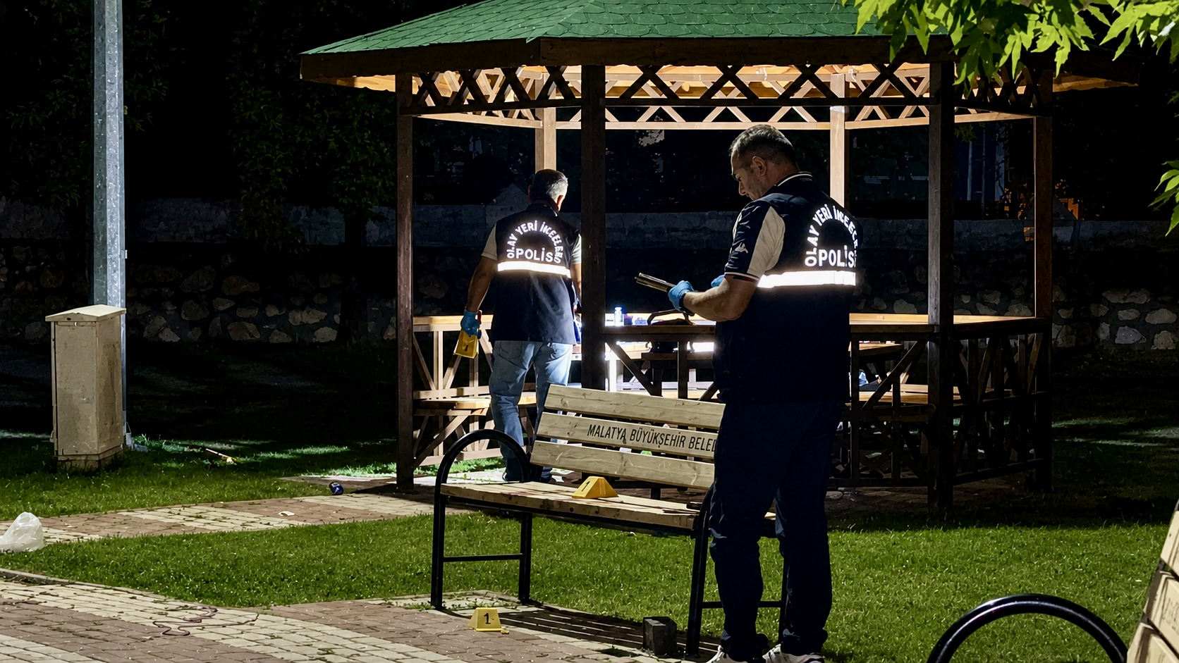 Yeşilyurt ilçesindeki Bölge Parkı’nda gece yarısı çıkan bıçaklı kavgada 2