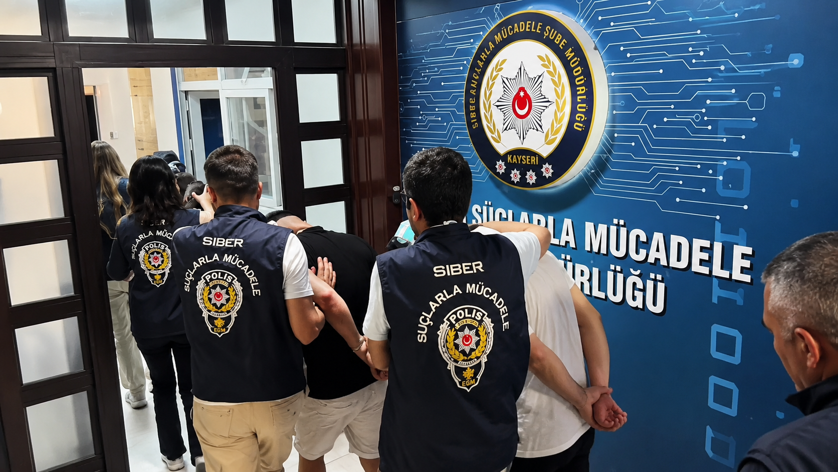 İçişleri Bakanlığı koordinesinde 39 ilde düzenlenen siber suç operasyonlarında, nitelikli