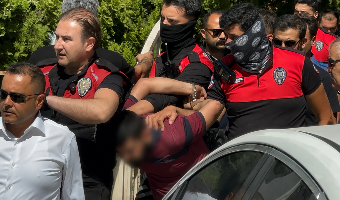 Elinde pompalı tüfekle sokakta görülen bir şahıs, havaya ateş açınca