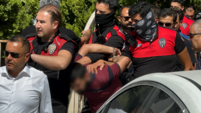 Elinde pompalı tüfekle sokakta görülen bir şahıs, havaya ateş açınca
