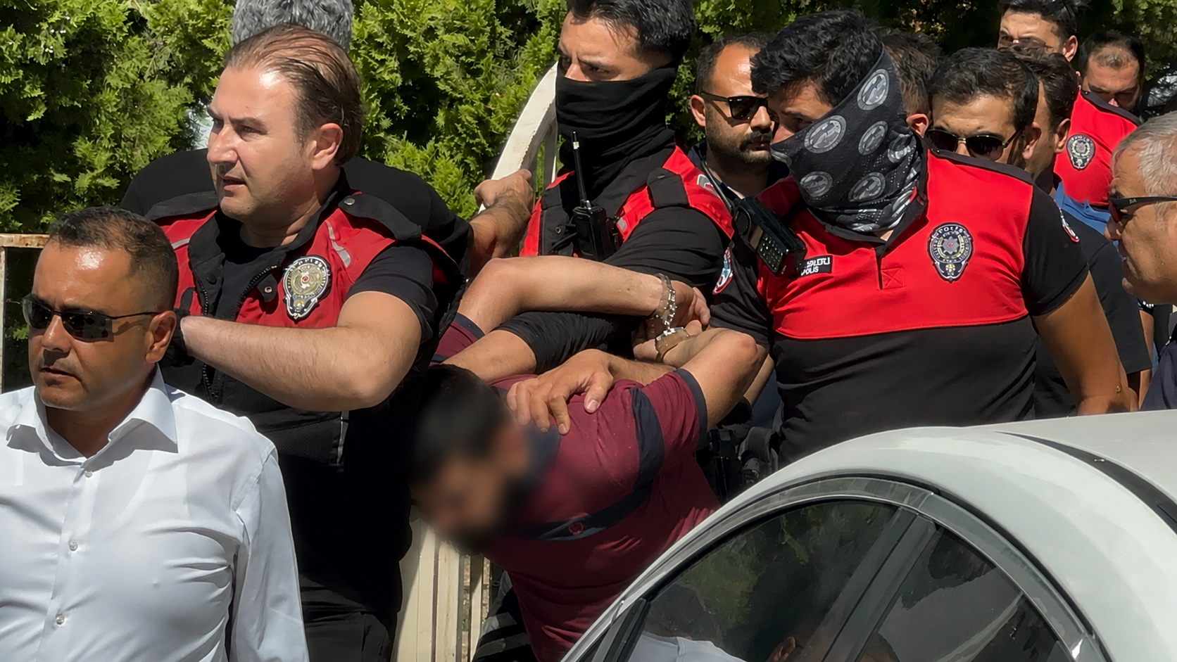 Elinde pompalı tüfekle sokakta görülen bir şahıs, havaya ateş açınca