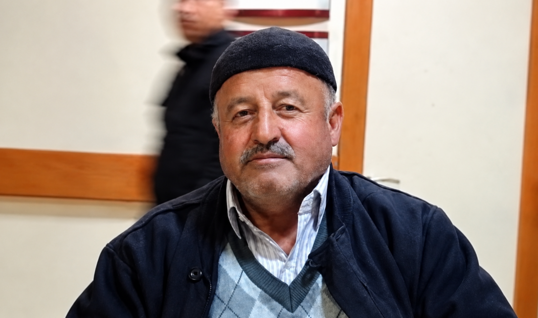 Darende’de bahçesinde traktörle çalışma yaptığı sırada kayısı ağacı ile traktör