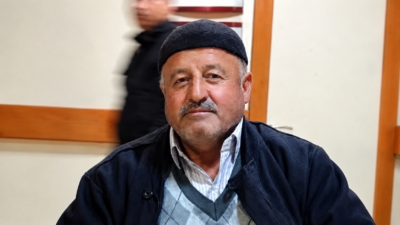 Darende’de bahçesinde traktörle çalışma yaptığı sırada kayısı ağacı ile traktör