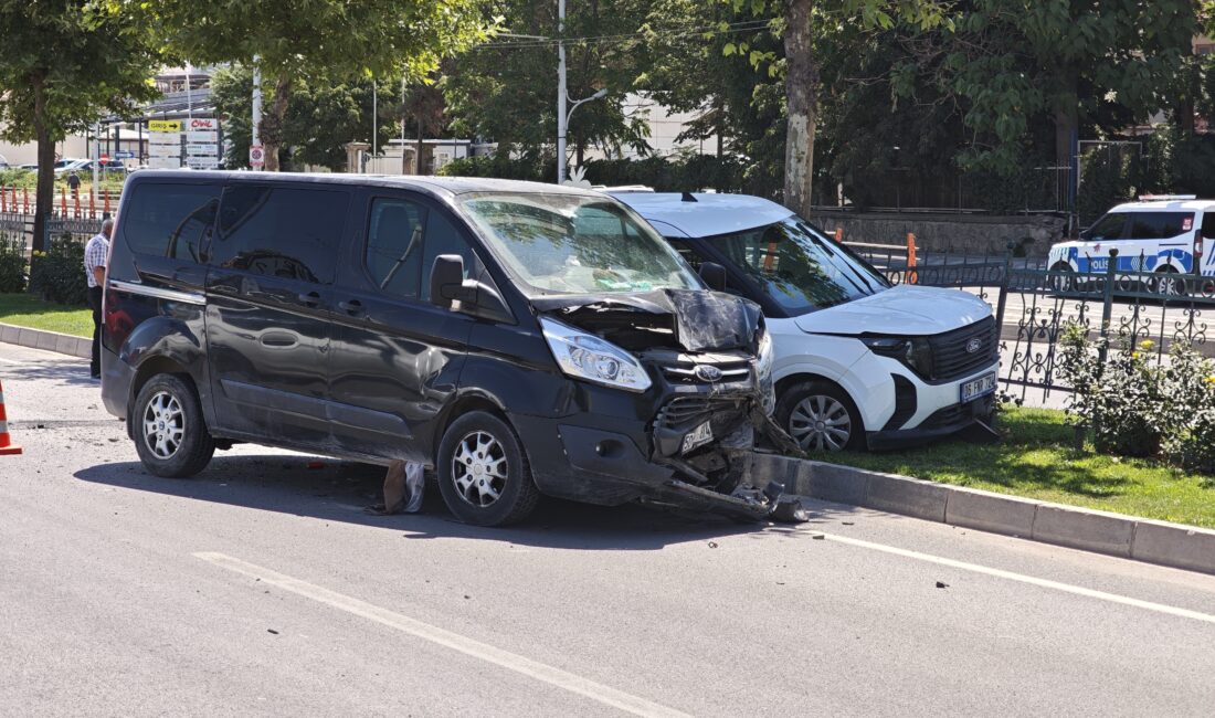 Malatya’da iki otomobil ile bir minibüsün karıştığı zincirleme trafik kazasında
