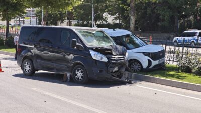 Malatya’da iki otomobil ile bir minibüsün karıştığı zincirleme trafik kazasında