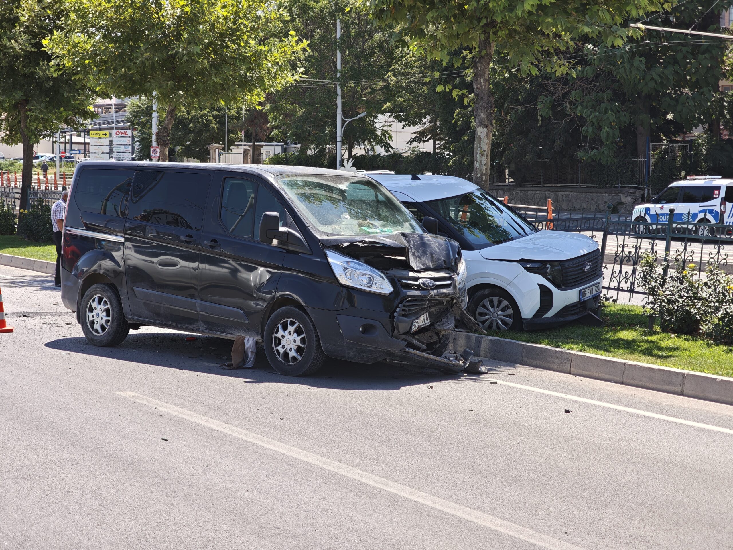 Malatya’da iki otomobil ile bir minibüsün karıştığı zincirleme trafik kazasında