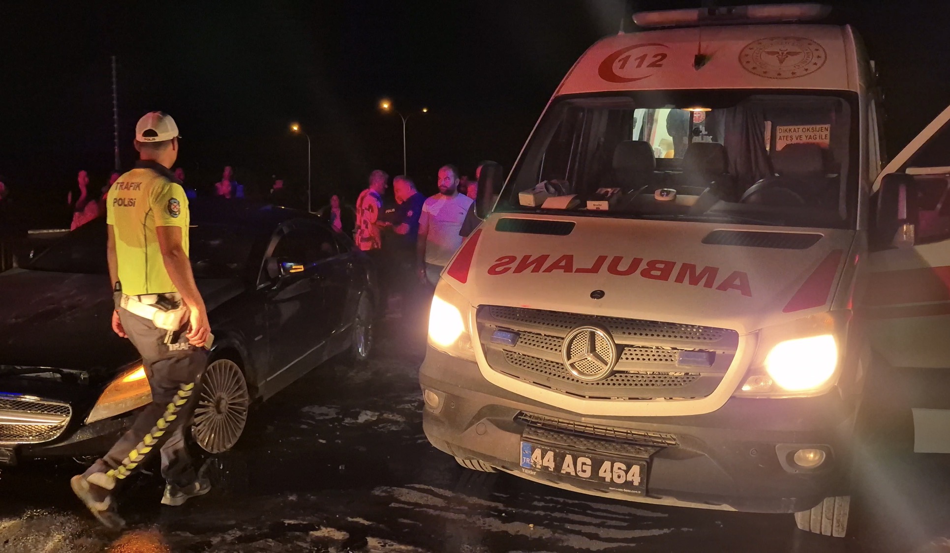 Malatya’da sürücüsünün virajı alamadığı otomobil karşı şeride geçti. Tek taraflı