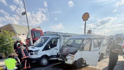 Malatya’nın Yeşilyurt ilçesinde minibüs ile kamyonetin çarpışması sonucu meydana gelen