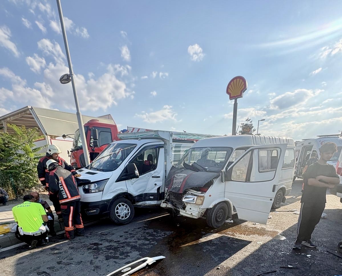 Malatya’nın Yeşilyurt ilçesinde minibüs ile kamyonetin çarpışması sonucu meydana gelen