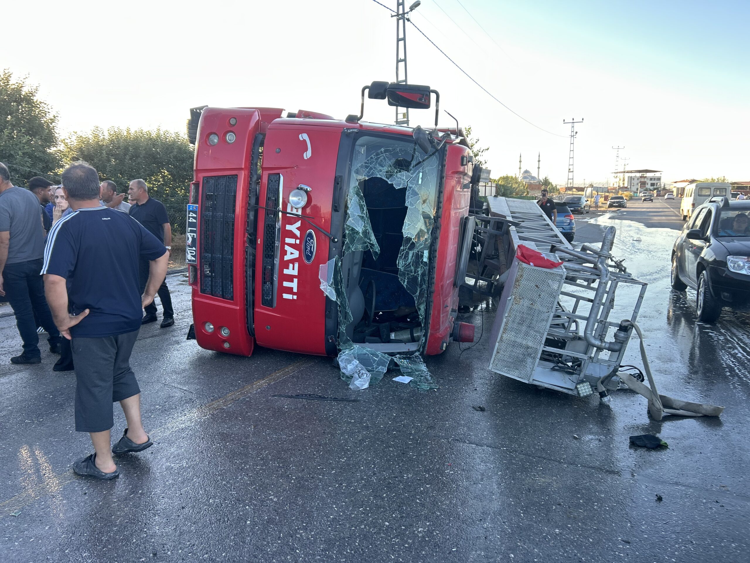Malatya’da çıkan yangına müdahale için yola çıkan itfaiye aracı kontrolden